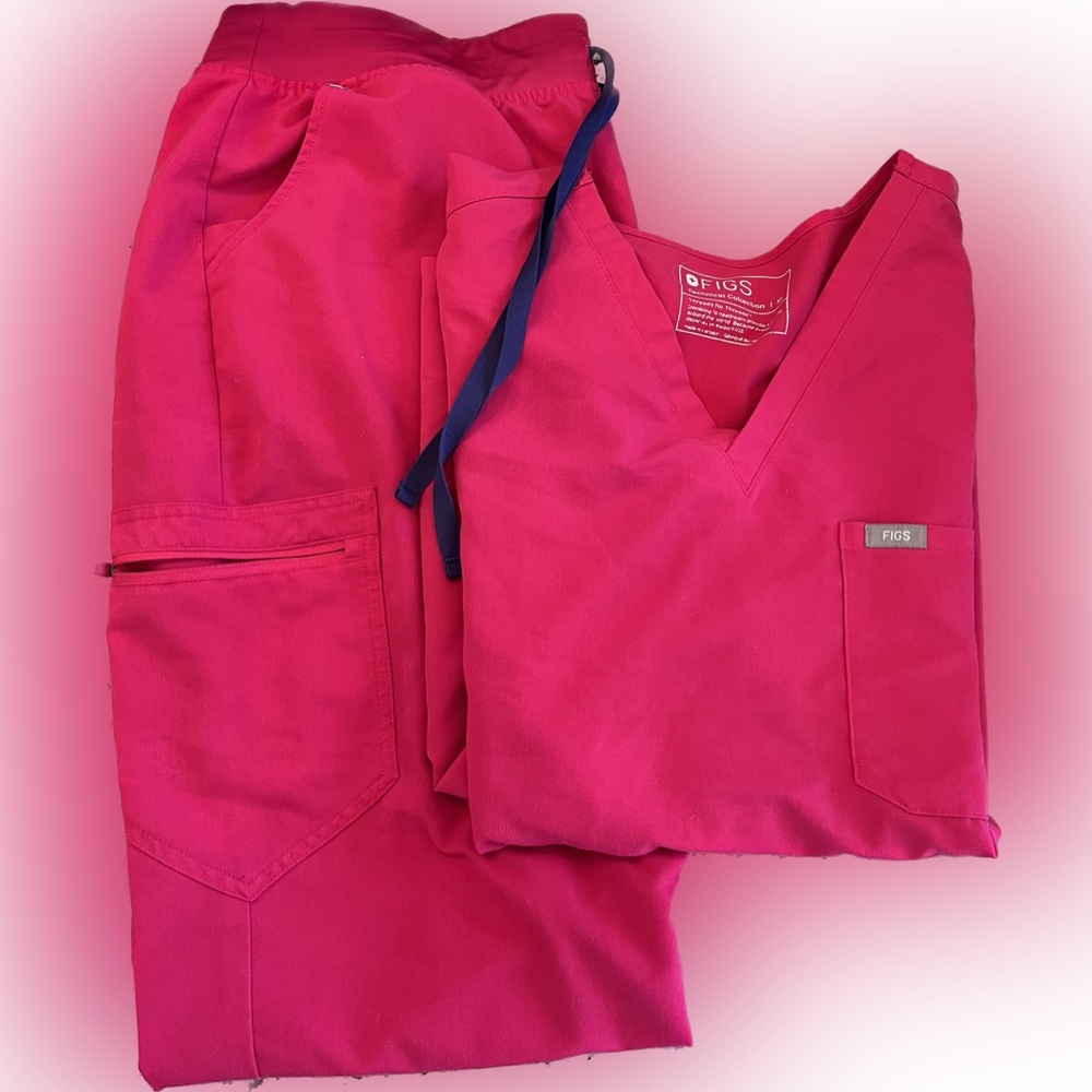 Figs set for sale!! just don’t fit me anymore, a small pen mark on the joggers!